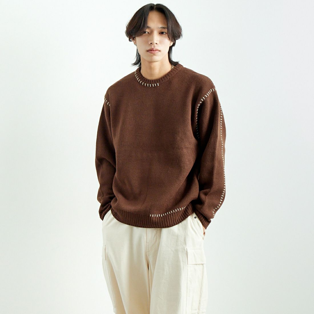 33Degrees [サーティスリーディグリーズ] 手差しステッチクルーネックニット [ND-24751000] 32 BROWN &&モデル身長：179cm 着用サイズ：L&&