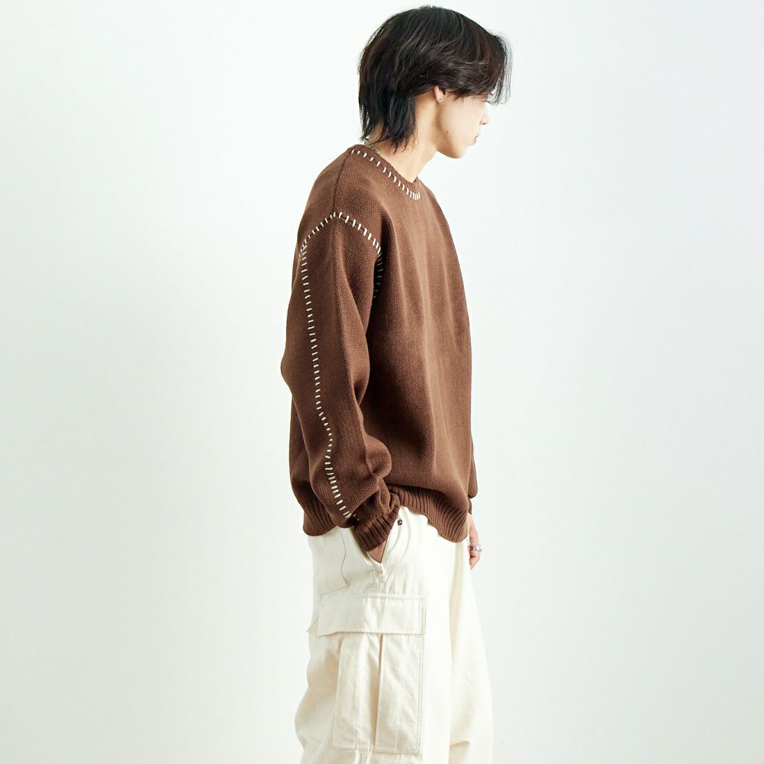 33Degrees [サーティスリーディグリーズ] 手差しステッチクルーネックニット [ND-24751000] 32 BROWN &&モデル身長：179cm 着用サイズ：L&&