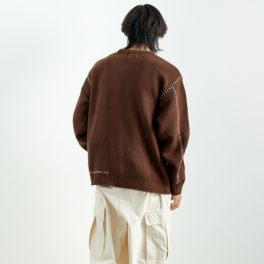 33Degrees [サーティスリーディグリーズ] 手差しステッチクルーネックニット [ND-24751000] 32 BROWN &&モデル身長：179cm 着用サイズ：L&&