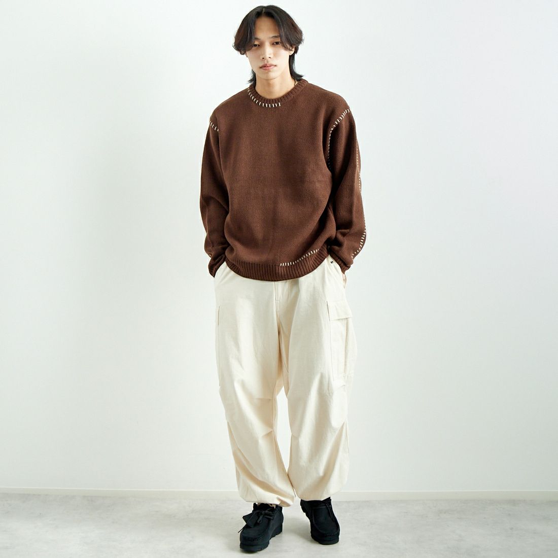 33Degrees [サーティスリーディグリーズ] 手差しステッチクルーネックニット [ND-24751000] 32 BROWN &&モデル身長：179cm 着用サイズ：L&&