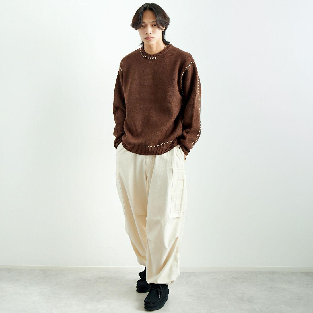 33Degrees [サーティスリーディグリーズ] 手差しステッチクルーネックニット [ND-24751000] 32 BROWN &&モデル身長：179cm 着用サイズ：L&&