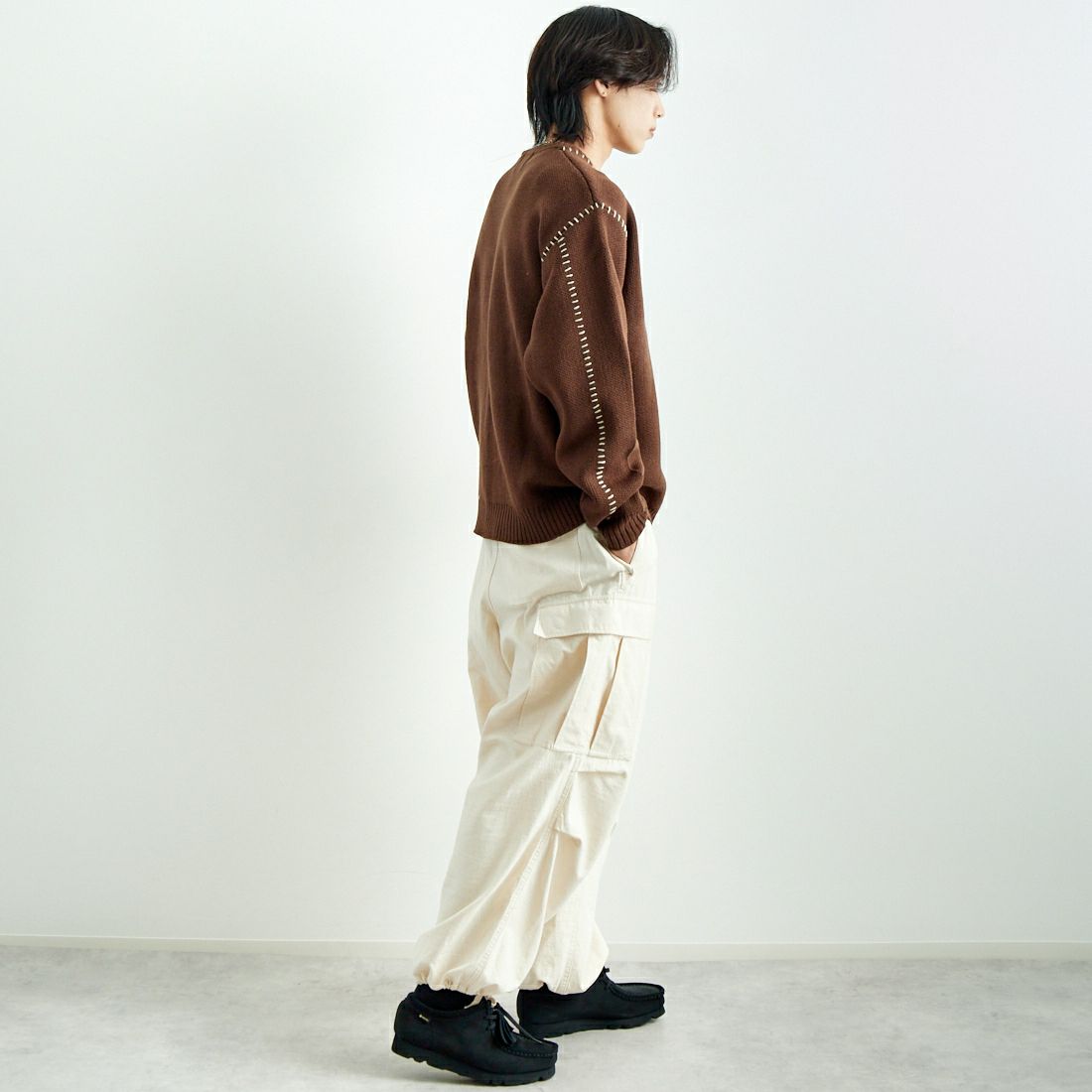 33Degrees [サーティスリーディグリーズ] 手差しステッチクルーネックニット [ND-24751000] 32 BROWN &&モデル身長：179cm 着用サイズ：L&&