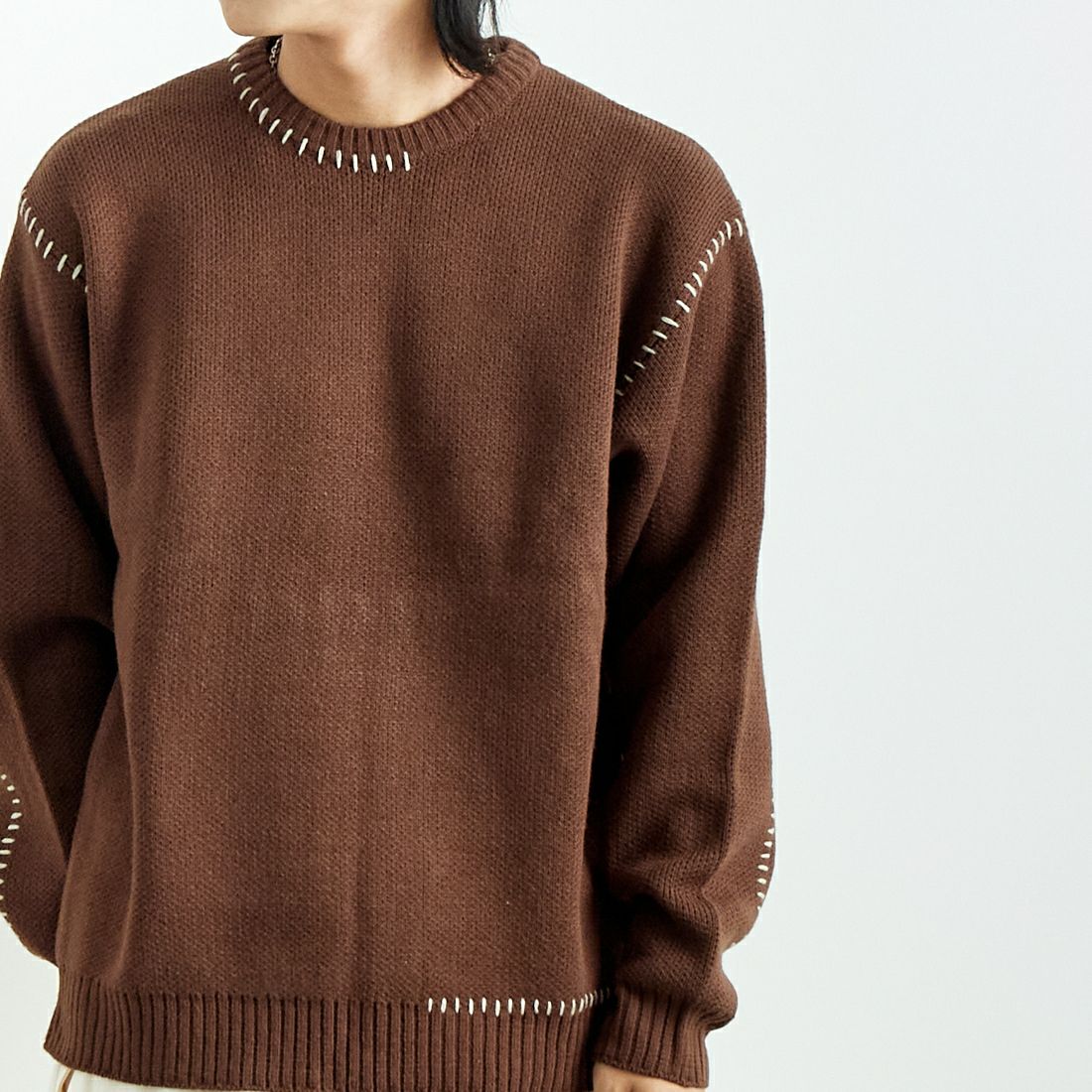 33Degrees [サーティスリーディグリーズ] 手差しステッチクルーネックニット [ND-24751000] 32 BROWN &&モデル身長：179cm 着用サイズ：L&&