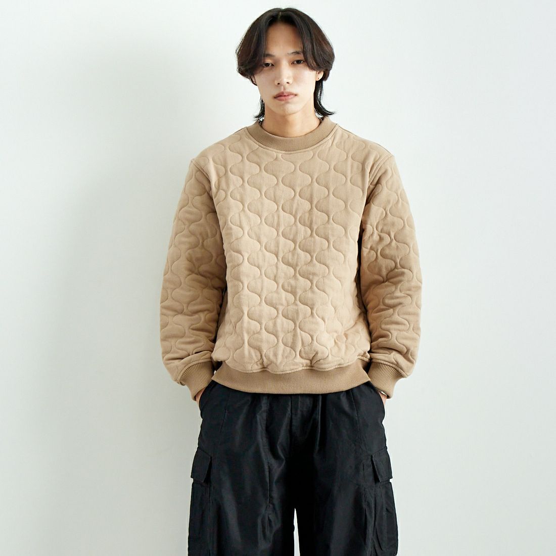 HELLO CALIF [ハローカリフ] カットキルト クルーネックプルオーバー [644401] GREIGE &&モデル身長：179cm 着用サイズ：L&&