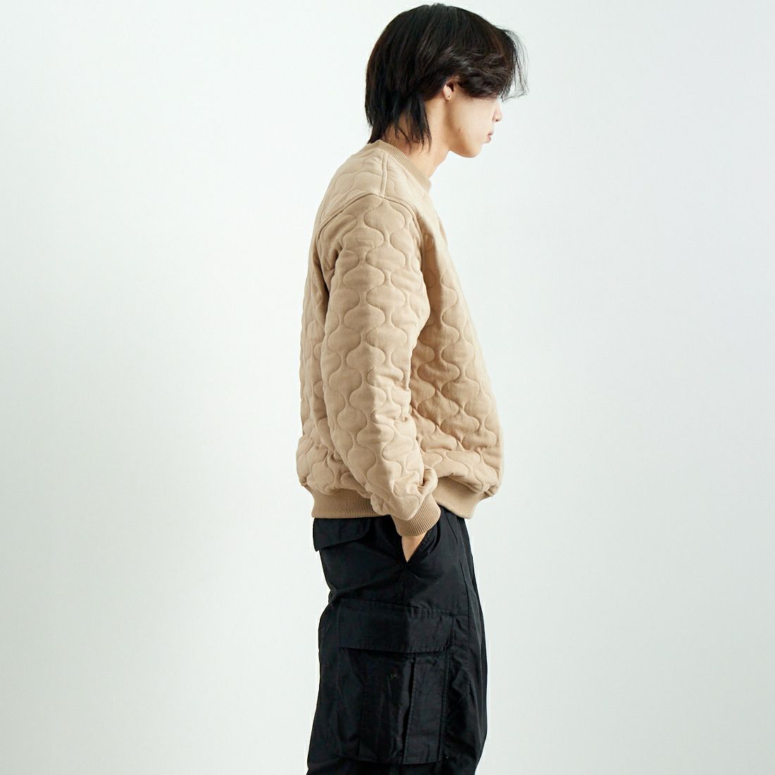 HELLO CALIF [ハローカリフ] カットキルト クルーネックプルオーバー [644401] GREIGE &&モデル身長：179cm 着用サイズ：L&&