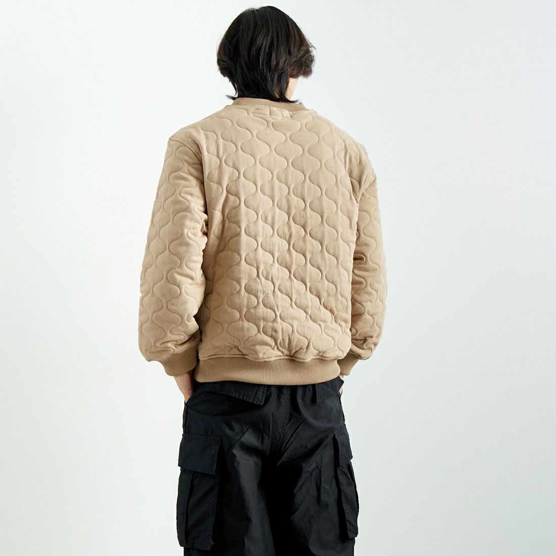 HELLO CALIF [ハローカリフ] カットキルト クルーネックプルオーバー [644401] GREIGE &&モデル身長：179cm 着用サイズ：L&&