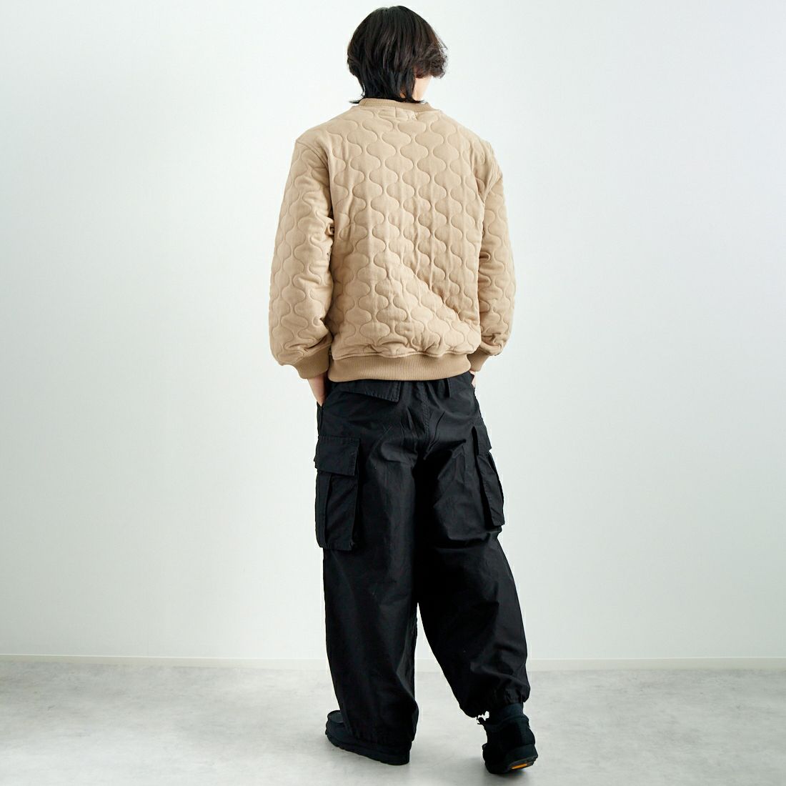 HELLO CALIF [ハローカリフ] カットキルト クルーネックプルオーバー [644401] GREIGE &&モデル身長：179cm 着用サイズ：L&&