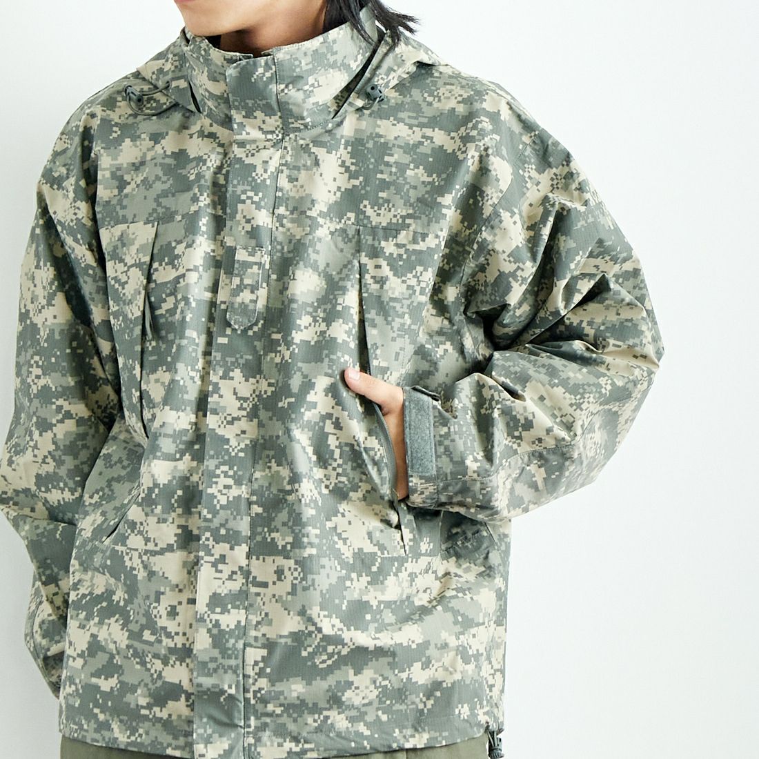 MILITARY [ミリタリー] ECWCS GEN3 LEVEL6 エクストリーム コールドウェットウェザーパーカー [GI-GEN-3-LEVEL-6-ACU] UNIVERSAL &&モデル身長：179cm 着用サイズ：M&&