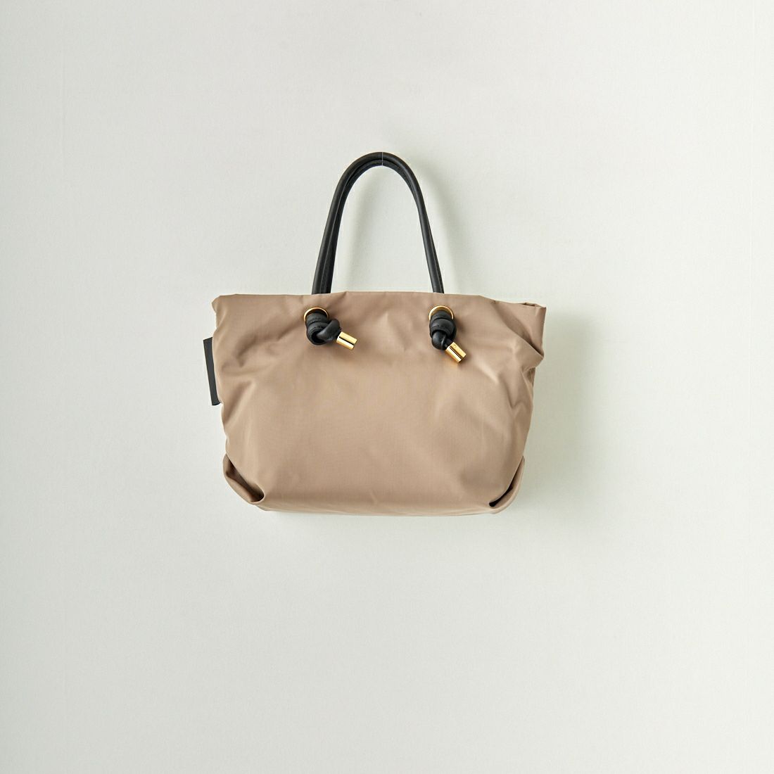 VIOLAd'ORO [ヴィオラドーロ] ノットハンドルナイロントートバッグ [V-2174] TAUPE/BLK