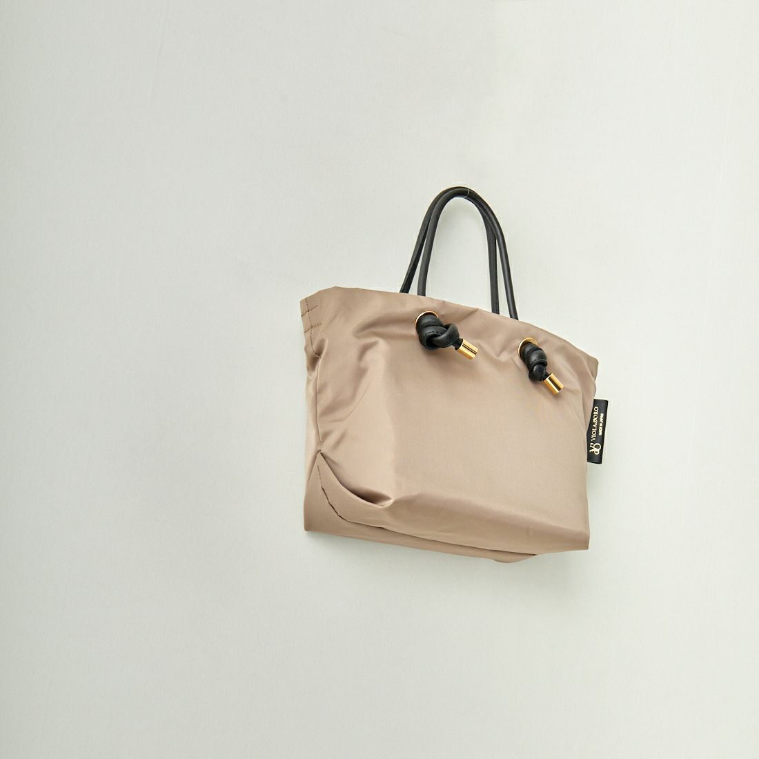 VIOLAd'ORO [ヴィオラドーロ] ノットハンドルナイロントートバッグ [V-2174] TAUPE/BLK
