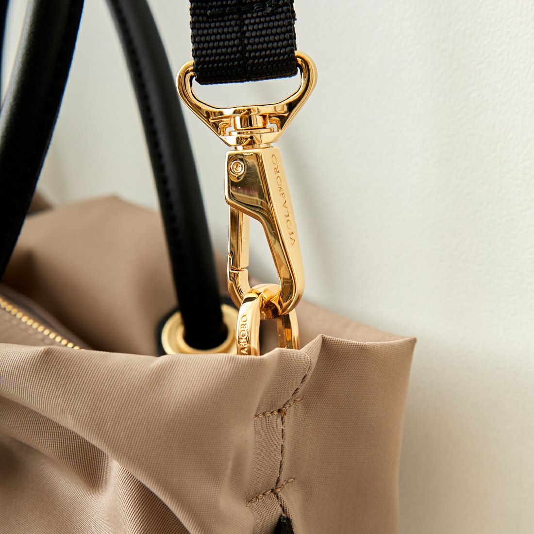 VIOLAd'ORO [ヴィオラドーロ] ノットハンドルナイロントートバッグ [V-2174] TAUPE/BLK