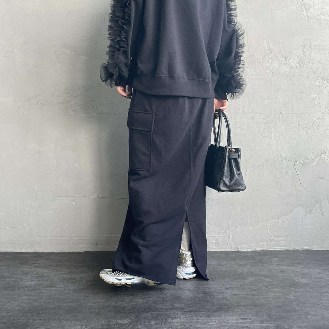 By/m [バイエム] カーゴデザイン ナローロングスウェットスカート [B24132085] 09 BLACK &&モデル身長：150cm 着用サイズ：F&&