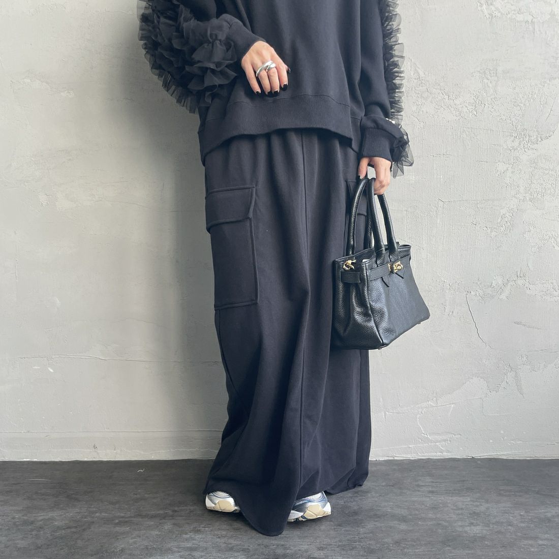 By/m [バイエム] カーゴデザイン ナローロングスウェットスカート [B24132085] 09 BLACK &&モデル身長：150cm 着用サイズ：F&&