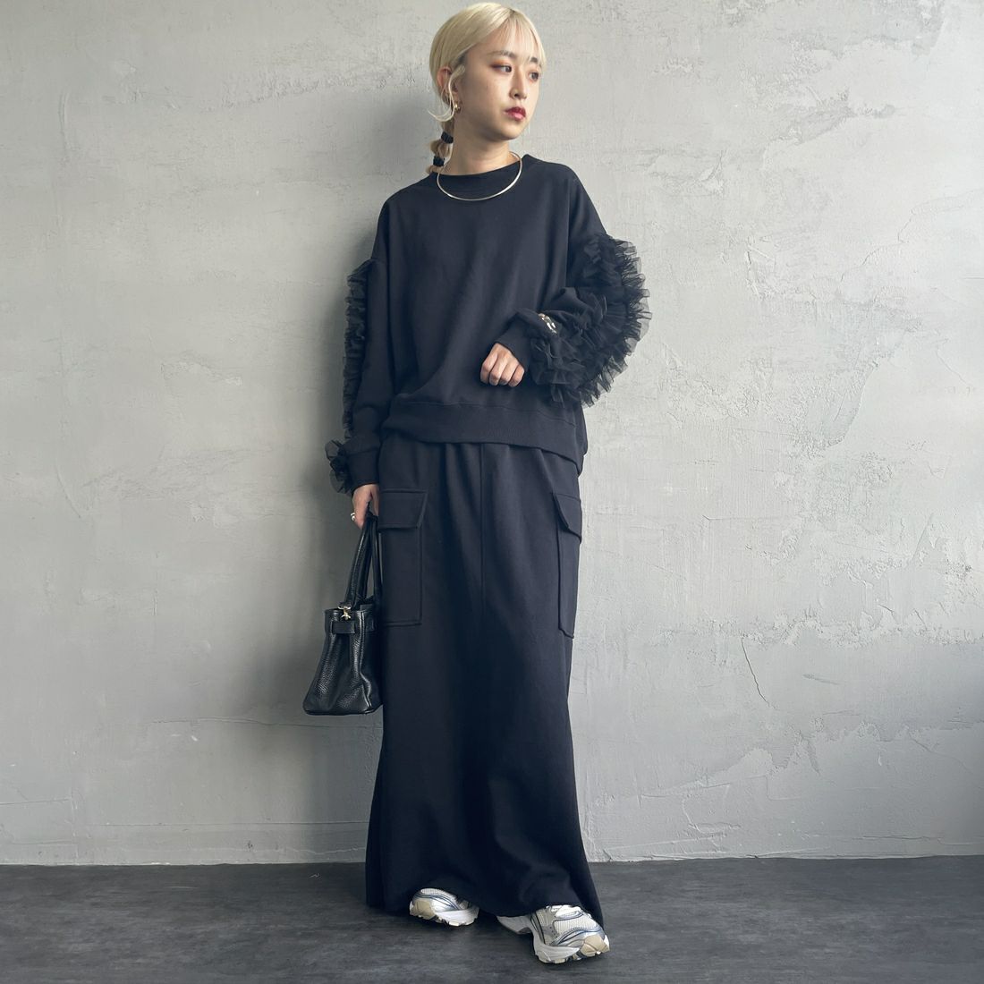 By/m [バイエム] カーゴデザイン ナローロングスウェットスカート [B24132085] 09 BLACK &&モデル身長：150cm 着用サイズ：F&&