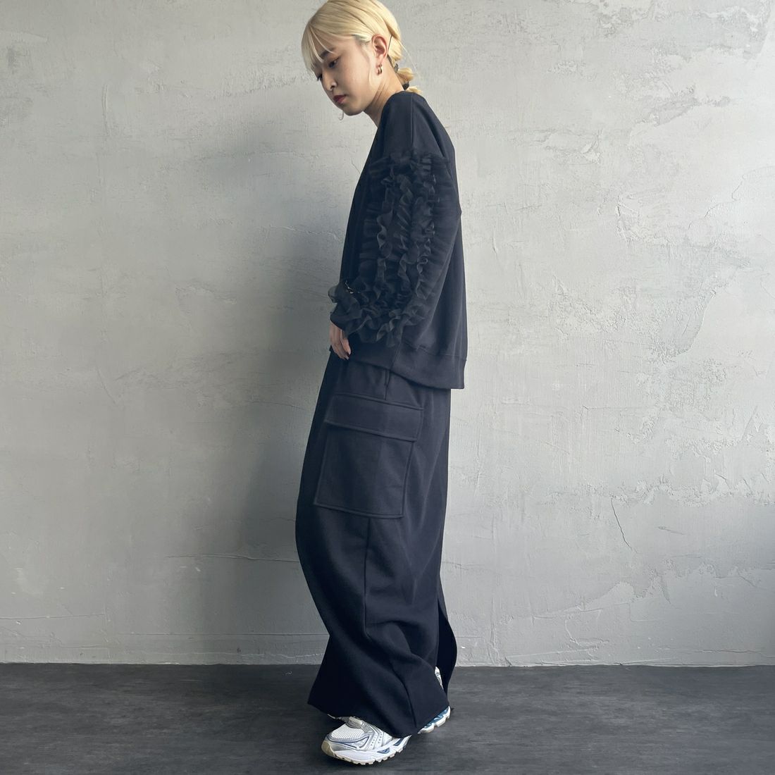 By/m [バイエム] カーゴデザイン ナローロングスウェットスカート [B24132085] 09 BLACK &&モデル身長：150cm 着用サイズ：F&&