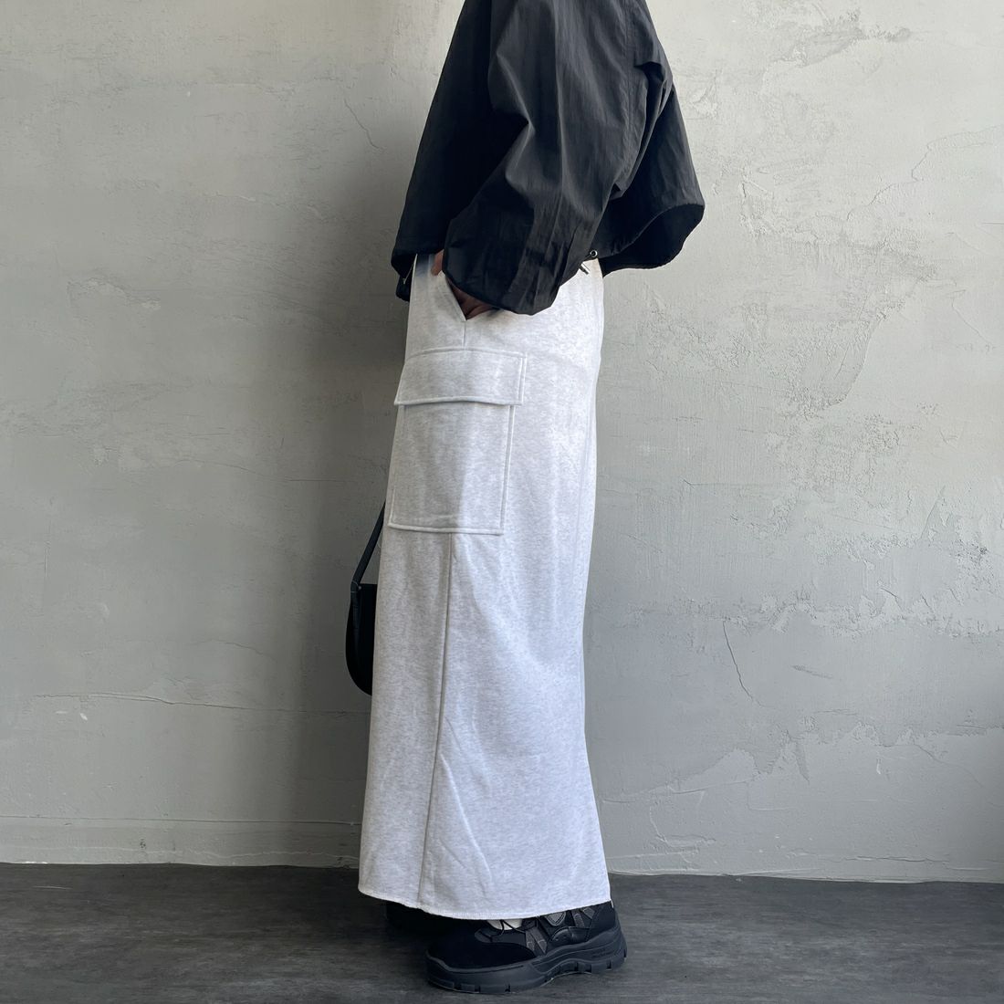 By/m [バイエム] カーゴデザイン ナローロングスウェットスカート [B24132085] 20 OATMEAL &&モデル身長：158cm 着用サイズ：F&&