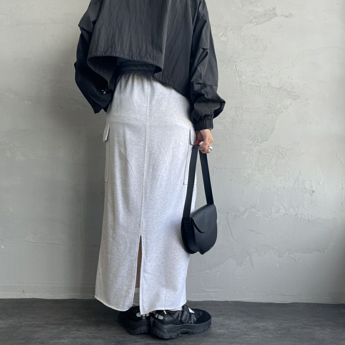 By/m [バイエム] カーゴデザイン ナローロングスウェットスカート [B24132085] 20 OATMEAL &&モデル身長：158cm 着用サイズ：F&&