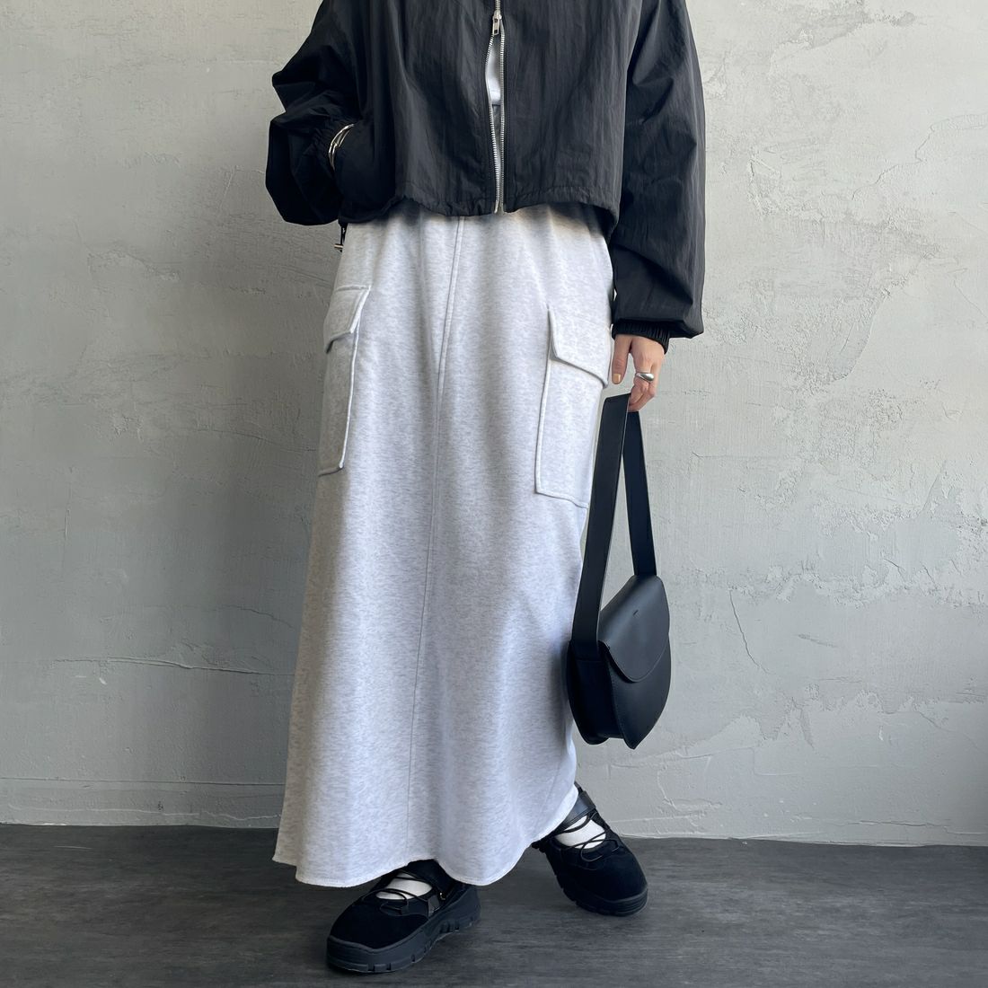 By/m [バイエム] カーゴデザイン ナローロングスウェットスカート [B24132085] 20 OATMEAL &&モデル身長：158cm 着用サイズ：F&&