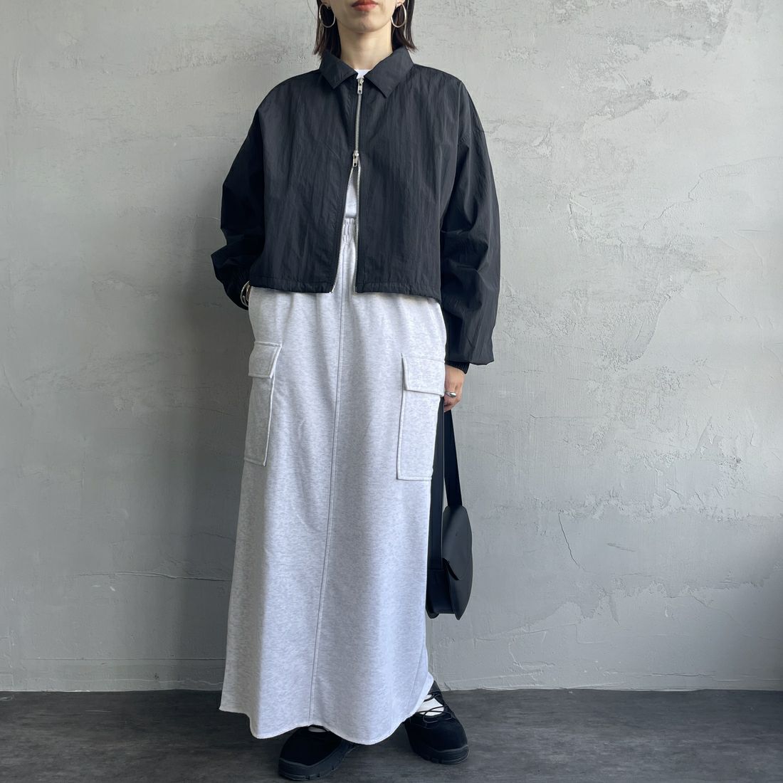 By/m [バイエム] カーゴデザイン ナローロングスウェットスカート [B24132085] 20 OATMEAL &&モデル身長：158cm 着用サイズ：F&&