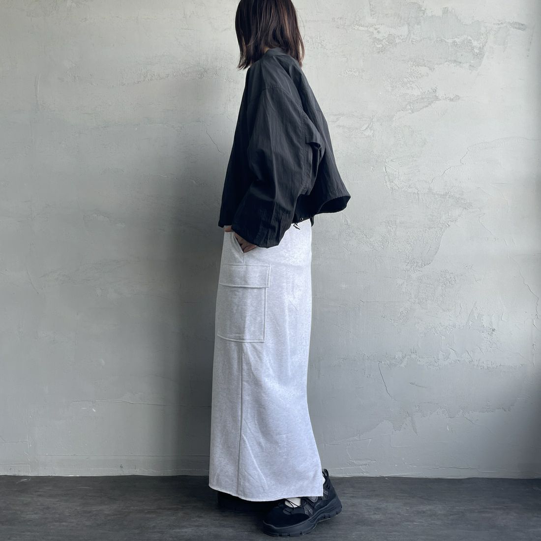 By/m [バイエム] カーゴデザイン ナローロングスウェットスカート [B24132085] 20 OATMEAL &&モデル身長：158cm 着用サイズ：F&&
