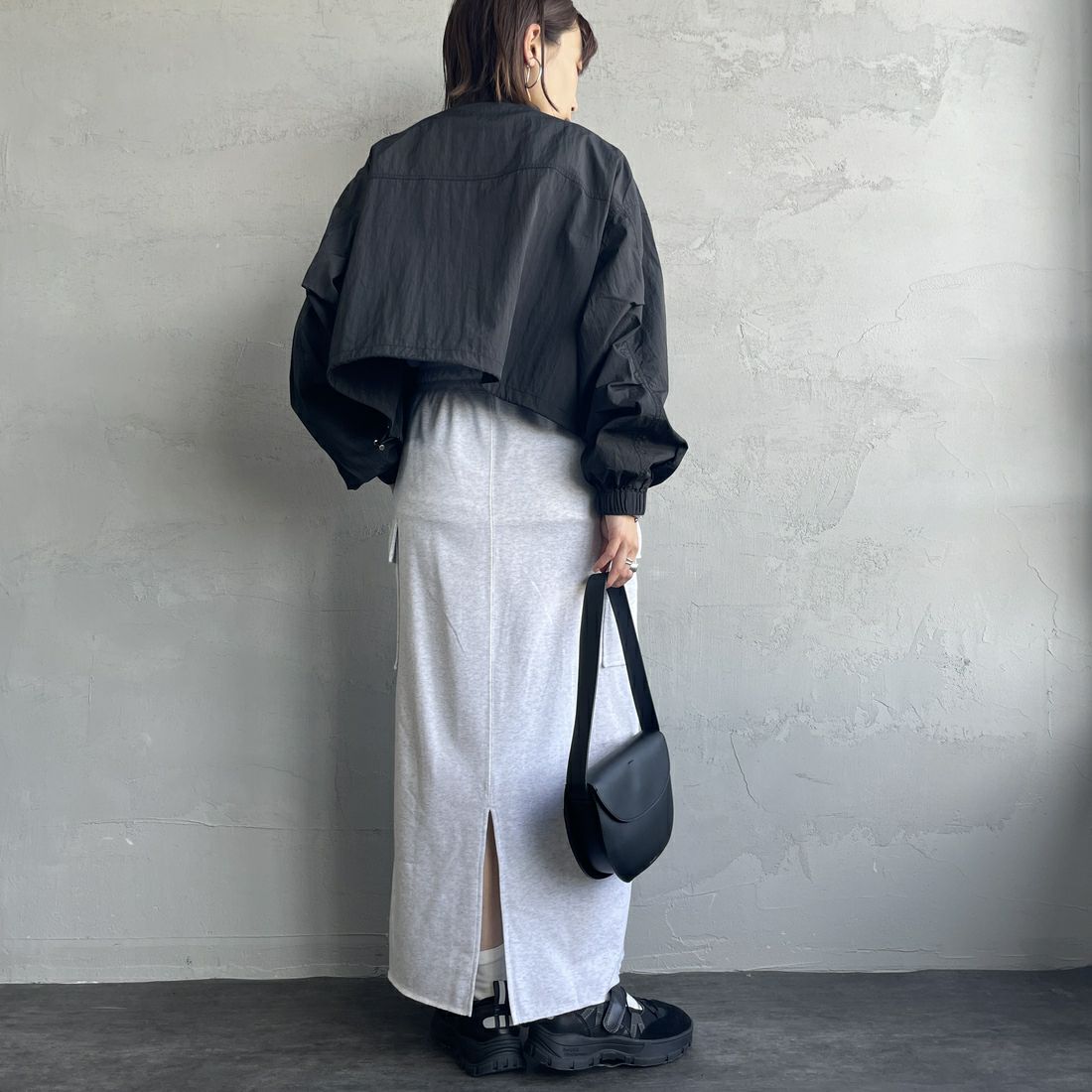 By/m [バイエム] カーゴデザイン ナローロングスウェットスカート [B24132085] 20 OATMEAL &&モデル身長：158cm 着用サイズ：F&&