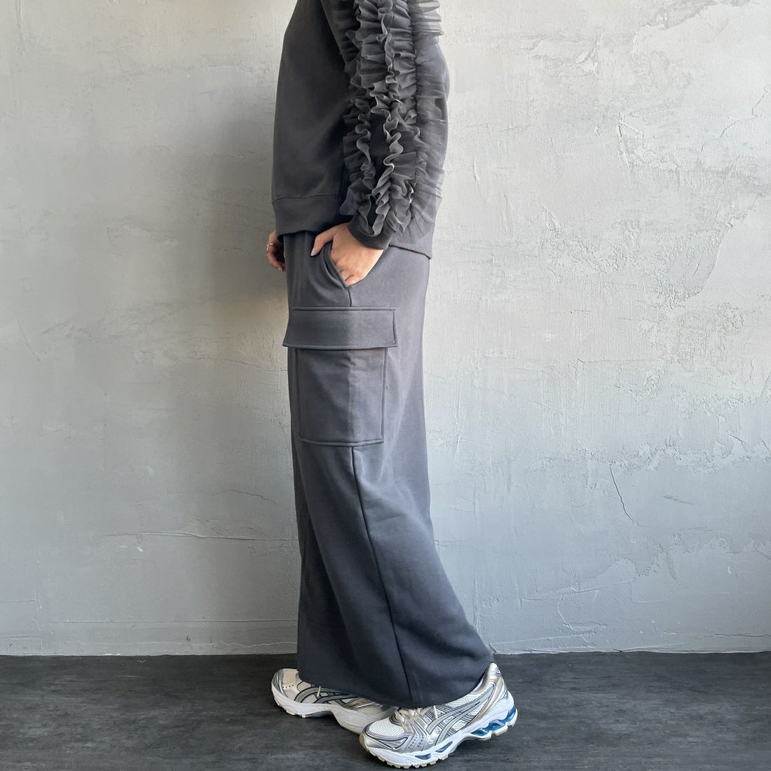 By/m [バイエム] カーゴデザイン ナローロングスウェットスカート [B24132085] 20 OATMEAL &&モデル身長：159cm 着用サイズ：F&&