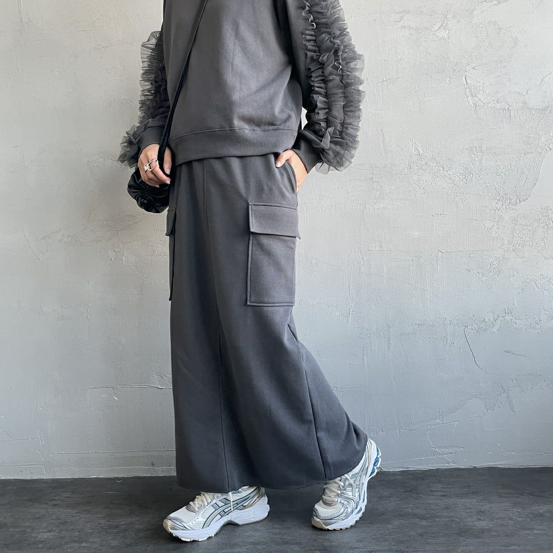 By/m [バイエム] カーゴデザイン ナローロングスウェットスカート [B24132085] 20 OATMEAL &&モデル身長：159cm 着用サイズ：F&&