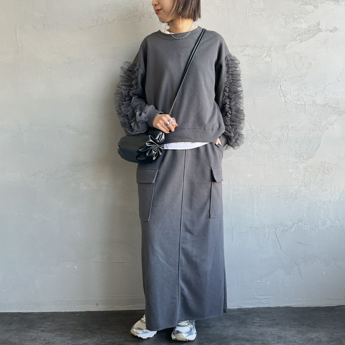 By/m [バイエム] カーゴデザイン ナローロングスウェットスカート [B24132085] 20 OATMEAL &&モデル身長：159cm 着用サイズ：F&&