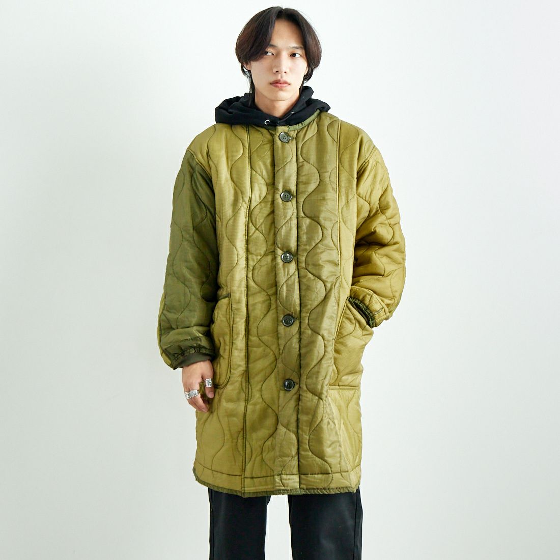 ODDMENT [オッドメント] キルティングロングコート [QUILTING-COAT] OLIVE &&モデル身長：179cm 着用サイズ：ONE SIZE&&