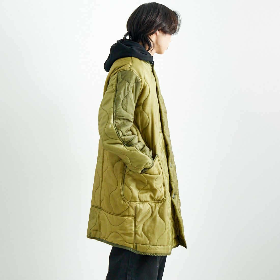 ODDMENT [オッドメント] キルティングロングコート [QUILTING-COAT] OLIVE &&モデル身長：179cm 着用サイズ：ONE SIZE&&