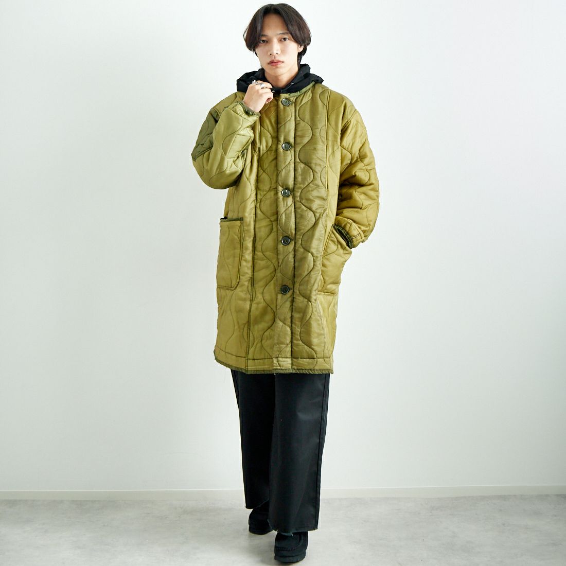 ODDMENT [オッドメント] キルティングロングコート [QUILTING-COAT] OLIVE &&モデル身長：179cm 着用サイズ：ONE SIZE&&