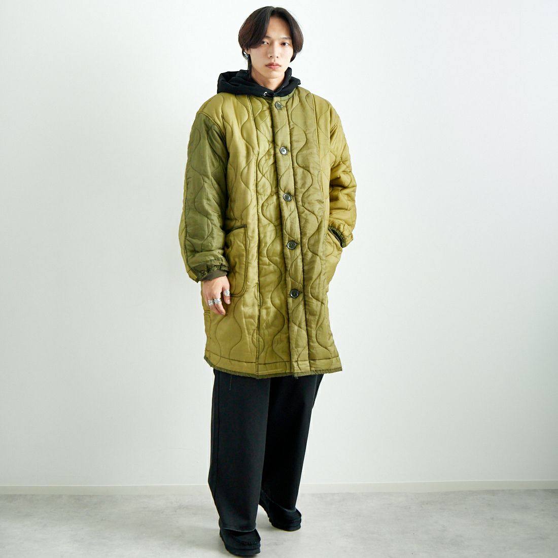 ODDMENT [オッドメント] キルティングロングコート [QUILTING-COAT] OLIVE &&モデル身長：179cm 着用サイズ：ONE SIZE&&