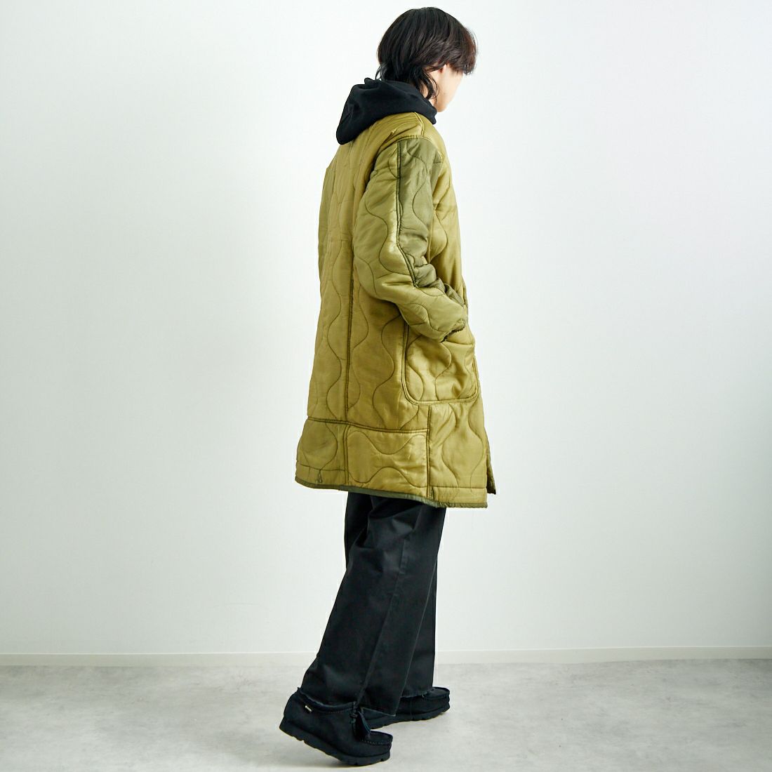 ODDMENT [オッドメント] キルティングロングコート [QUILTING-COAT] OLIVE &&モデル身長：179cm 着用サイズ：ONE SIZE&&