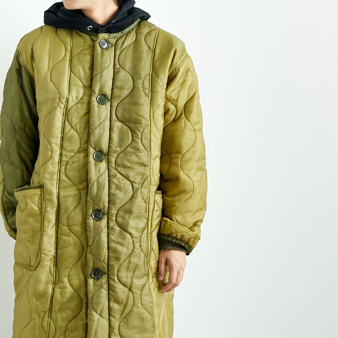 ODDMENT [オッドメント] キルティングロングコート [QUILTING-COAT] OLIVE &&モデル身長：179cm 着用サイズ：ONE SIZE&&