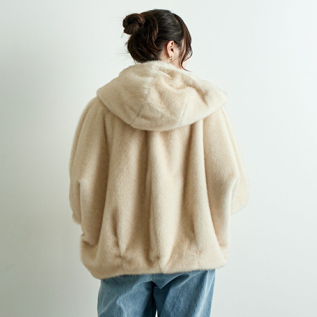 Jeans Factory Clothes [ジーンズファクトリークローズ] ミンク調ファーフードジャケット [VP-2219] IVORY &&モデル身長：167cm 着用サイズ：F&&