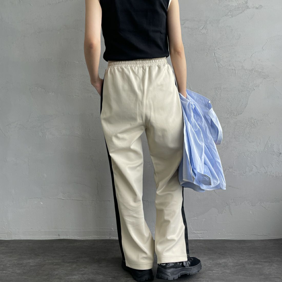 FRED PERRY [フレッドペリー] 別注 配色ライントラックパンツ [FPM-24A-026-JF] OAT/BLK &&モデル身長：160cm 着用サイズ：S&&
