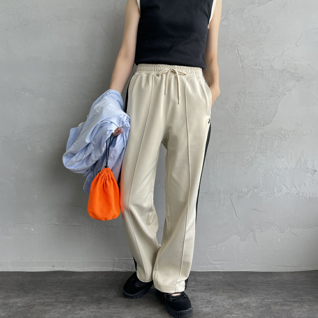 FRED PERRY [フレッドペリー] 別注 配色ライントラックパンツ [FPM-24A-026-JF] OAT/BLK &&モデル身長：160cm 着用サイズ：S&&