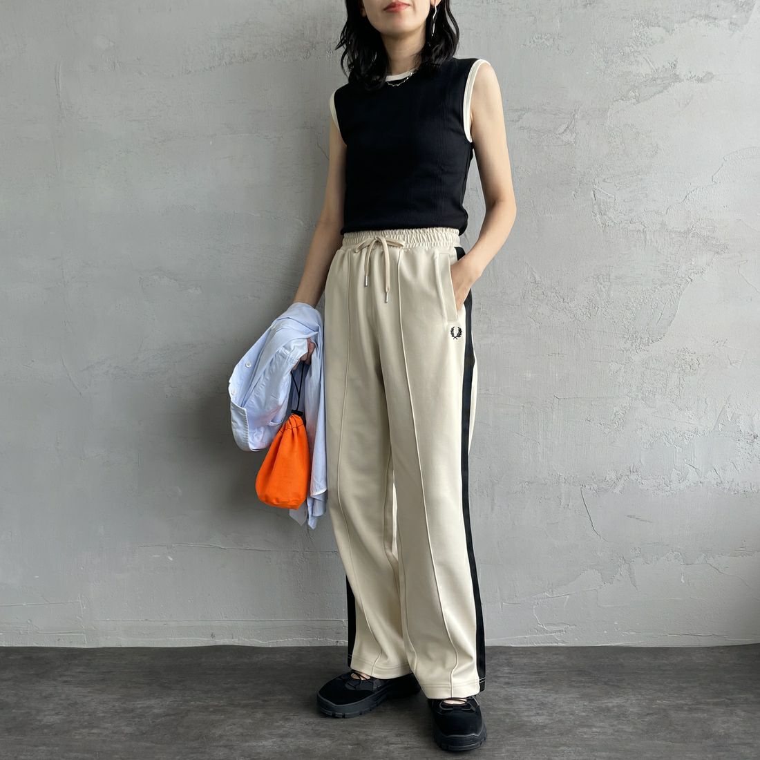 FRED PERRY [フレッドペリー] 別注 配色ライントラックパンツ [FPM-24A-026-JF] OAT/BLK &&モデル身長：160cm 着用サイズ：S&&