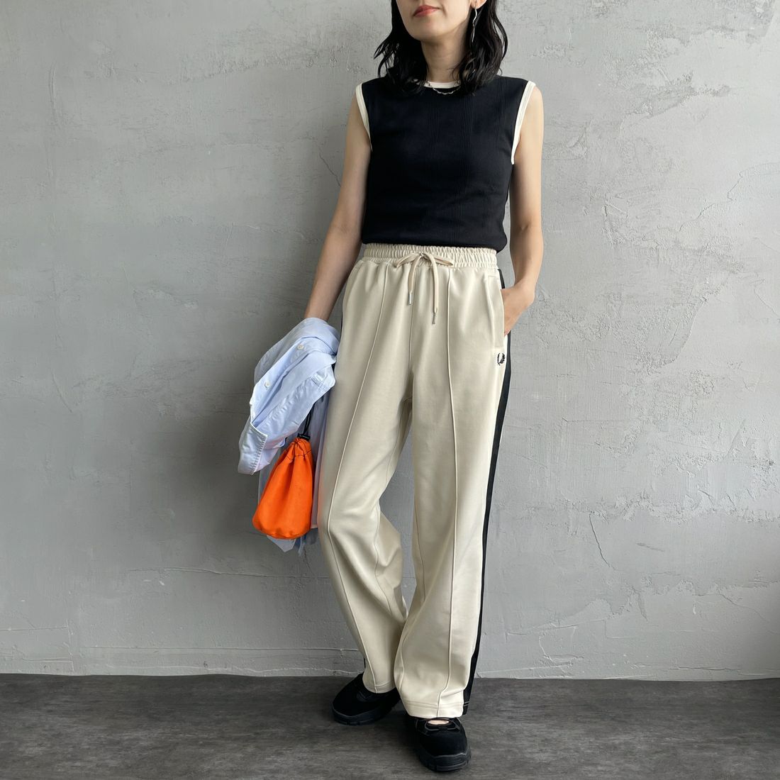 FRED PERRY [フレッドペリー] 別注 配色ライントラックパンツ [FPM-24A-026-JF] OAT/BLK &&モデル身長：160cm 着用サイズ：S&&