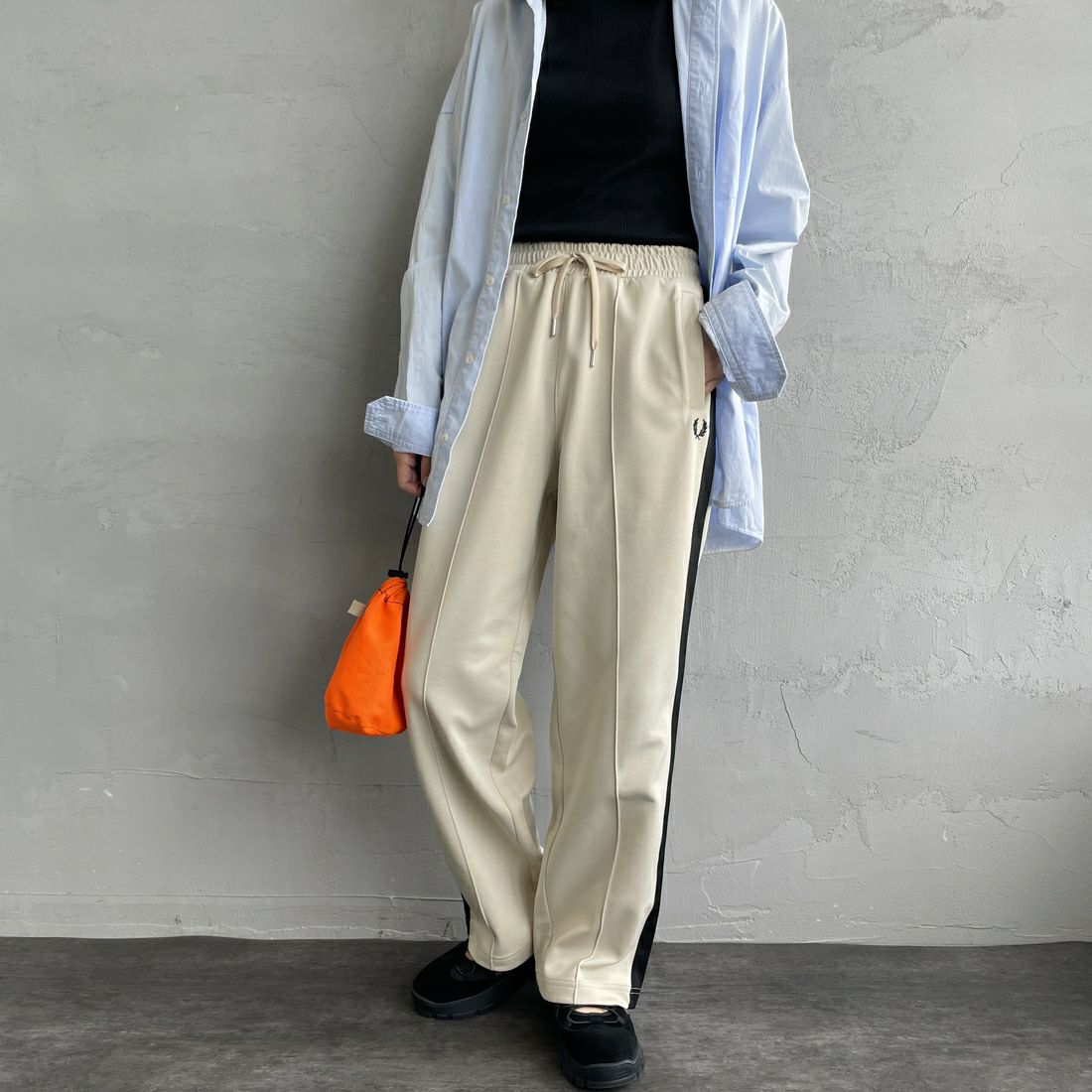 FRED PERRY [フレッドペリー] 別注 配色ライントラックパンツ [FPM-24A-026-JF] OAT/BLK &&モデル身長：160cm 着用サイズ：S&&