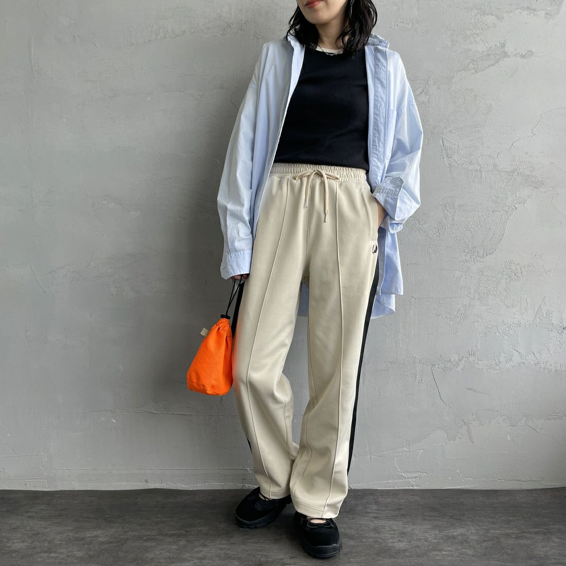FRED PERRY [フレッドペリー] 別注 配色ライントラックパンツ [FPM-24A-026-JF] OAT/BLK &&モデル身長：160cm 着用サイズ：S&&