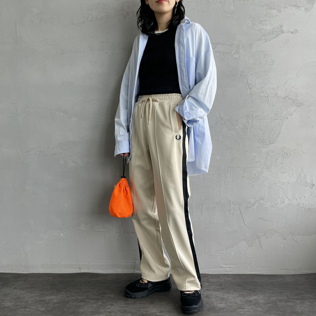 FRED PERRY [フレッドペリー] 別注 配色ライントラックパンツ [FPM-24A-026-JF] OAT/BLK &&モデル身長：160cm 着用サイズ：S&&