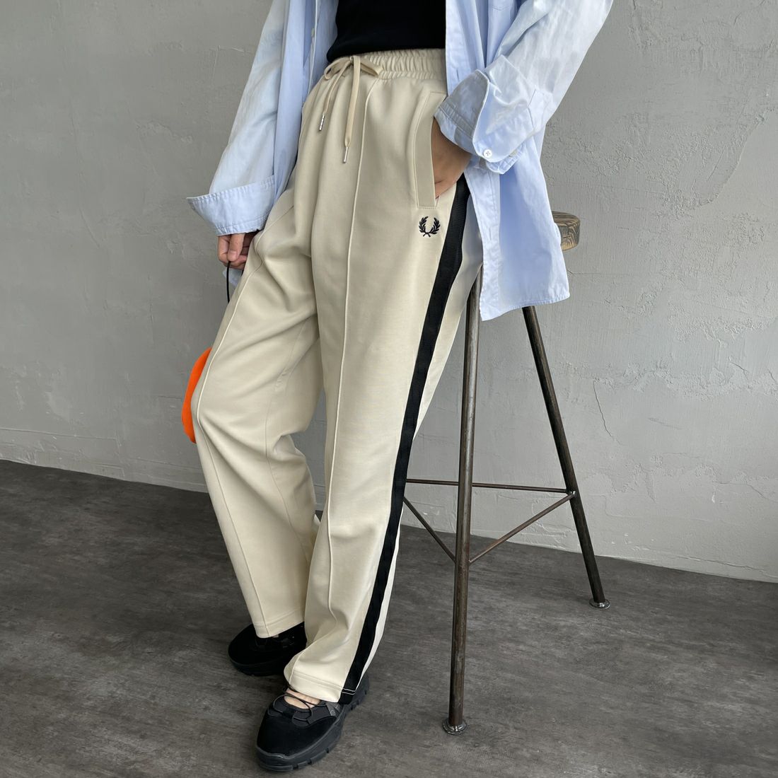 FRED PERRY [フレッドペリー] 別注 配色ライントラックパンツ [FPM-24A-026-JF] OAT/BLK &&モデル身長：160cm 着用サイズ：S&&