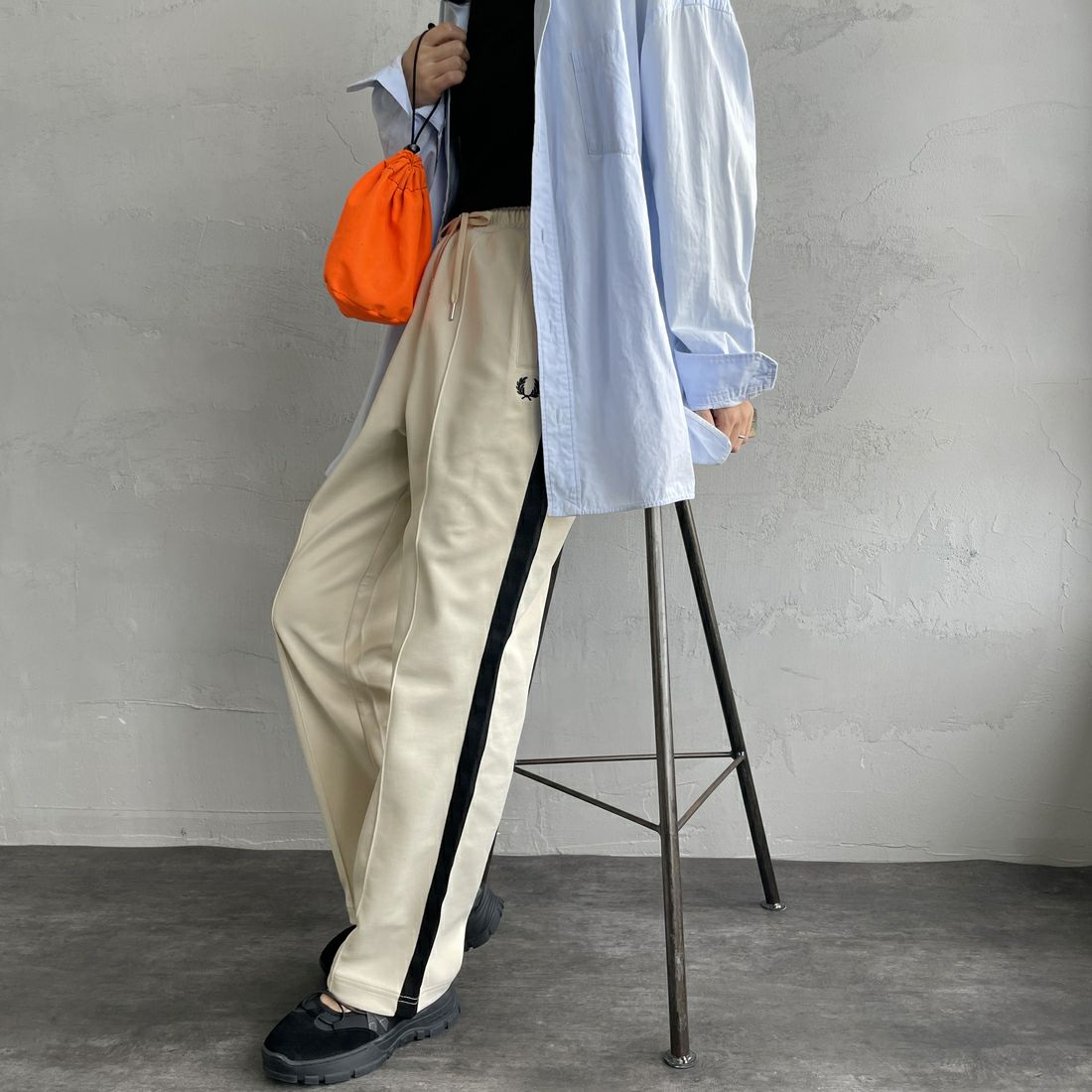 FRED PERRY [フレッドペリー] 別注 配色ライントラックパンツ [FPM-24A-026-JF] OAT/BLK &&モデル身長：160cm 着用サイズ：S&&