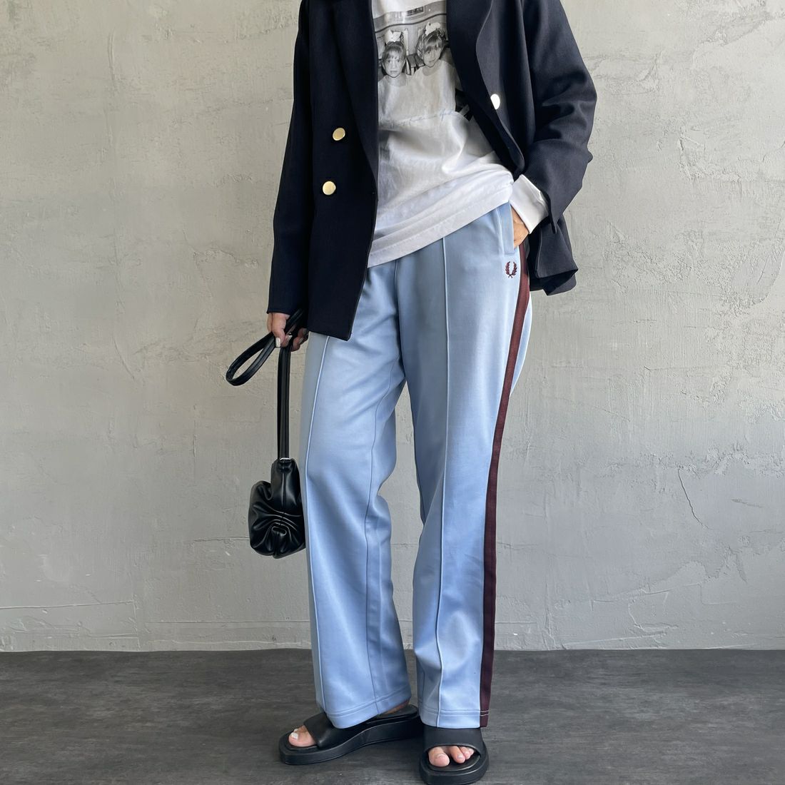 FRED PERRY [フレッドペリー] 別注 配色ライントラックパンツ [FPM-24A-026-JF] SKY/OXBLOO &&モデル身長：163cm 着用サイズ：S&&