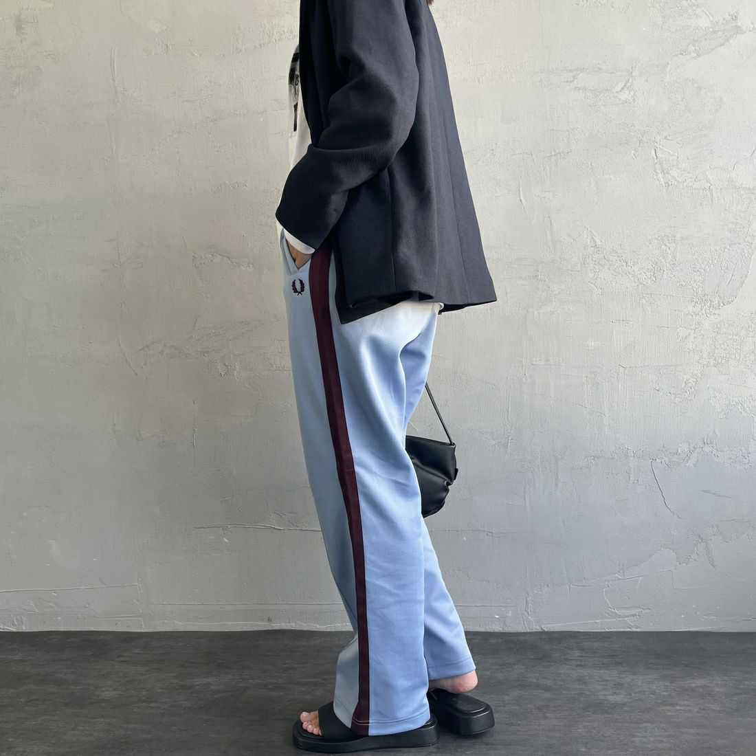 FRED PERRY [フレッドペリー] 別注 配色ライントラックパンツ [FPM-24A-026-JF] SKY/OXBLOO &&モデル身長：163cm 着用サイズ：S&&