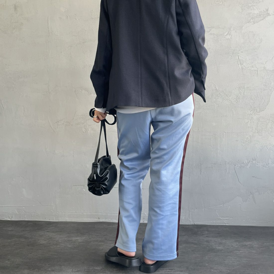 FRED PERRY [フレッドペリー] 別注 配色ライントラックパンツ [FPM-24A-026-JF] SKY/OXBLOO &&モデル身長：163cm 着用サイズ：S&&