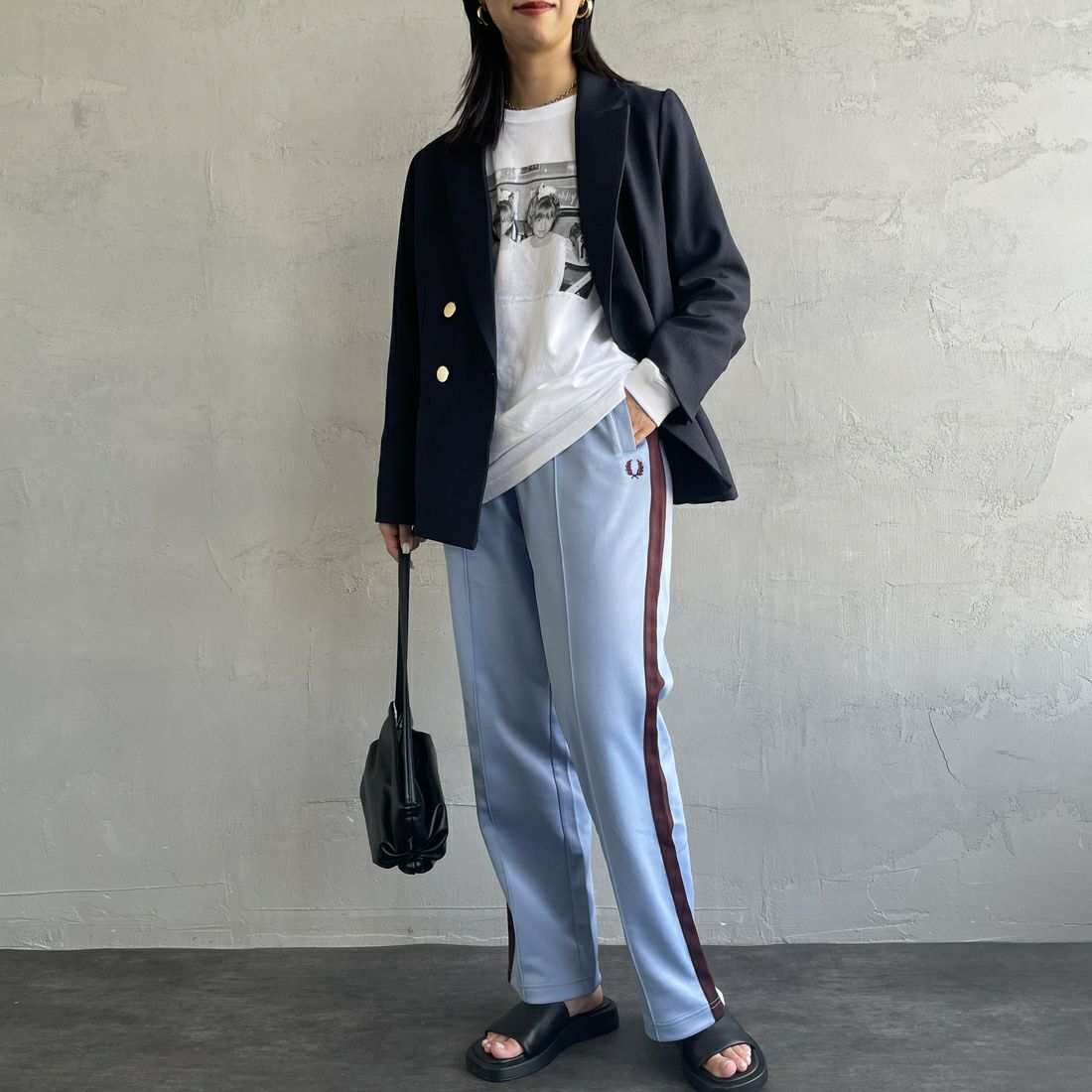 FRED PERRY [フレッドペリー] 別注 配色ライントラックパンツ [FPM-24A-026-JF] SKY/OXBLOO &&モデル身長：163cm 着用サイズ：S&&