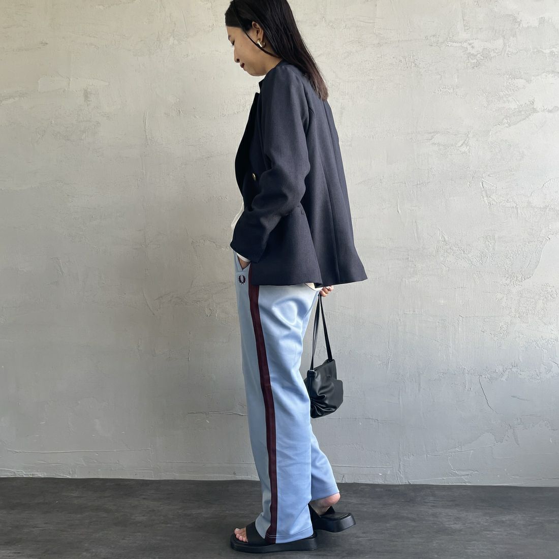 FRED PERRY [フレッドペリー] 別注 配色ライントラックパンツ [FPM-24A-026-JF] SKY/OXBLOO &&モデル身長：163cm 着用サイズ：S&&
