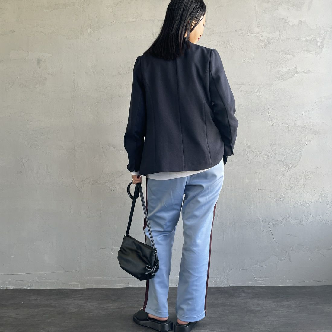 FRED PERRY [フレッドペリー] 別注 配色ライントラックパンツ [FPM-24A-026-JF] SKY/OXBLOO &&モデル身長：163cm 着用サイズ：S&&